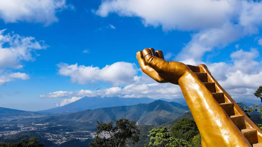 Mirador en Antigua Guatemala, conocido como la mano de oro.